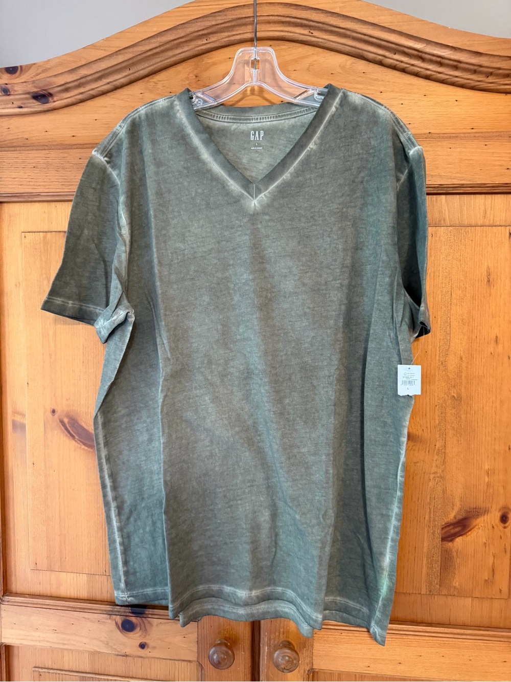 2 GAP Men's Olive Green V-Neck Short Sleeve Tee oneNWT and other light wear